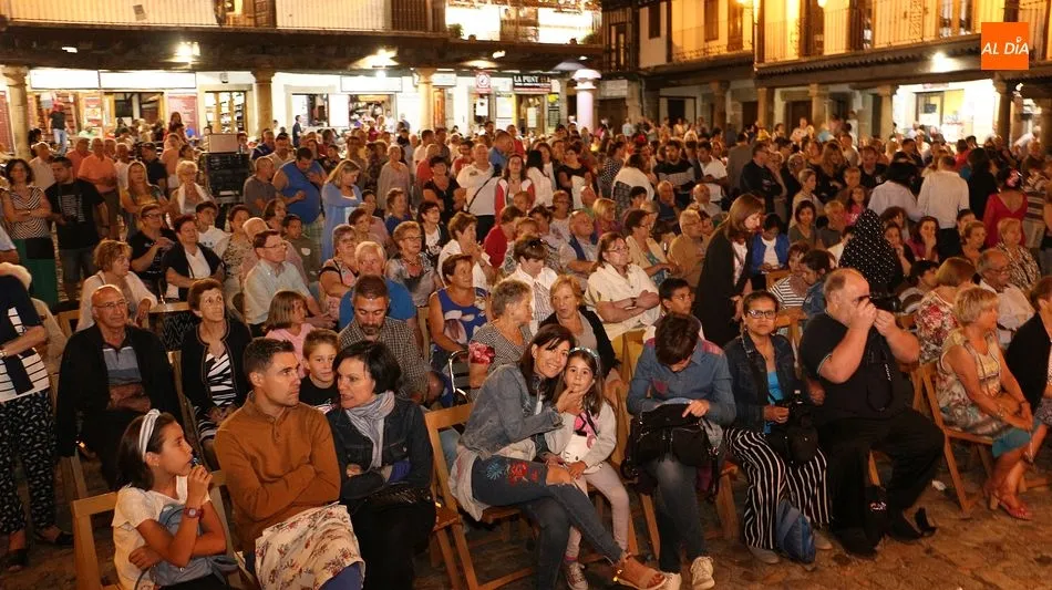 Foto 11 - El flamenco llena de p&uacute;blico la Plaza Mayor de La Alberca