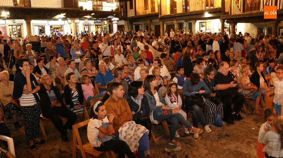 Foto 10 - El flamenco llena de p&uacute;blico la Plaza Mayor de La Alberca