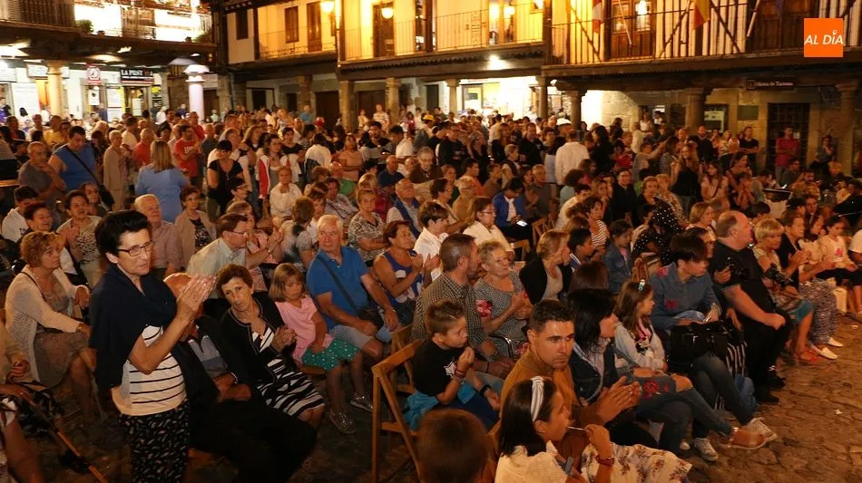 Foto 6 - El flamenco llena de p&uacute;blico la Plaza Mayor de La Alberca