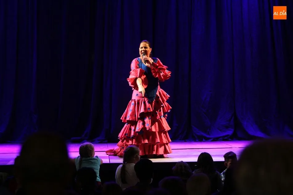 Foto 4 - El flamenco llena de p&uacute;blico la Plaza Mayor de La Alberca
