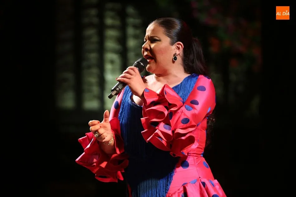 Foto 3 - El flamenco llena de p&uacute;blico la Plaza Mayor de La Alberca