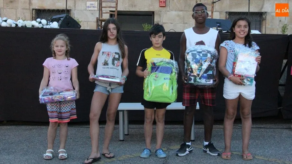 Los ganadores recibieron los premios donados por Imprenta José Ramón / MARIBEL SÁNCHEZ