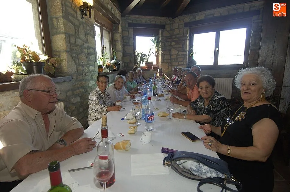 Foto 9 - Casillas celebra el D&iacute;a de los Mayores con la comida de la Asociaci&oacute;n Santa Cruz como acto...