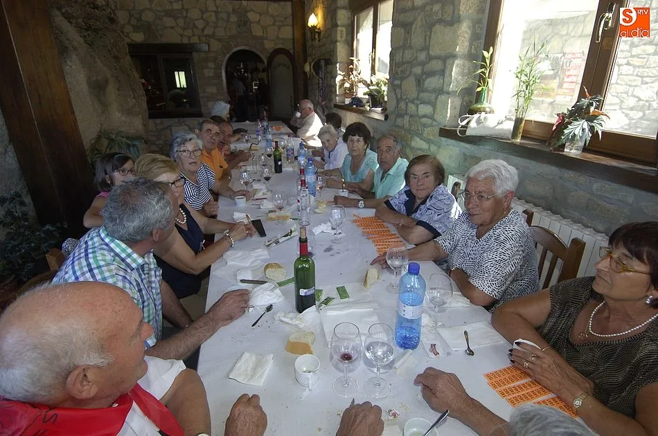 Foto 8 - Casillas celebra el D&iacute;a de los Mayores con la comida de la Asociaci&oacute;n Santa Cruz como acto...