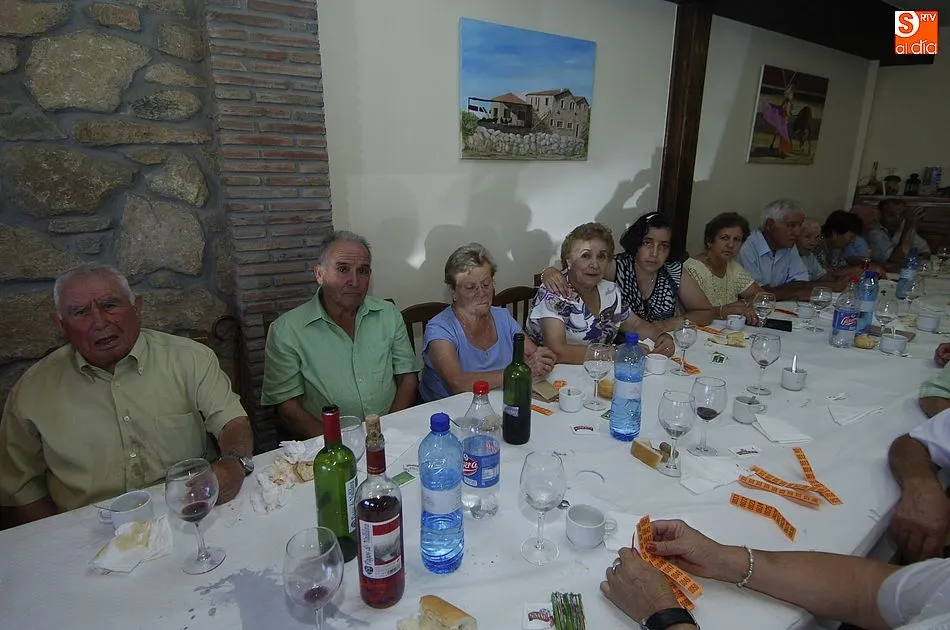 Foto 4 - Casillas celebra el D&iacute;a de los Mayores con la comida de la Asociaci&oacute;n Santa Cruz como acto...