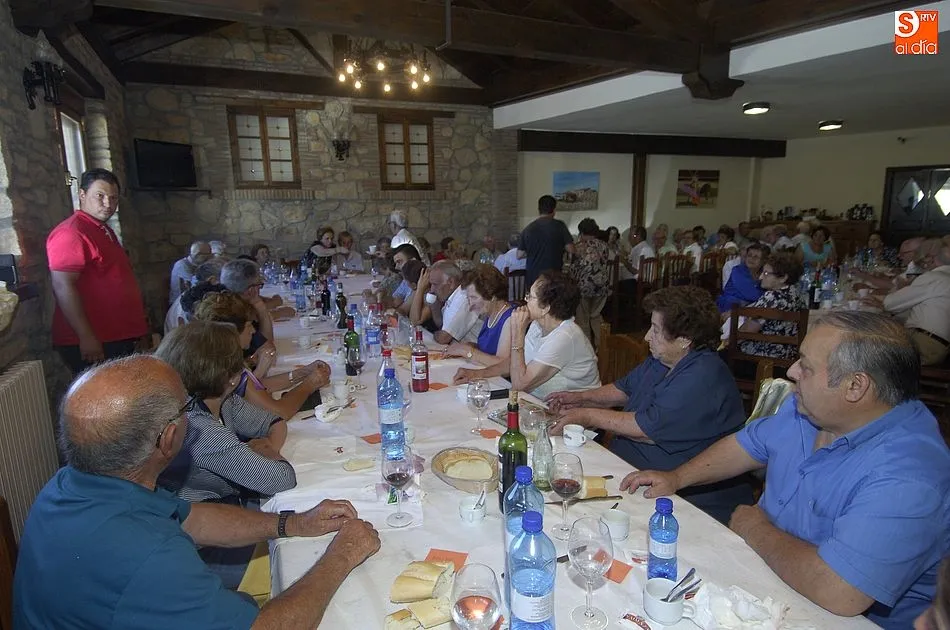 Foto 7 - Casillas celebra el D&iacute;a de los Mayores con la comida de la Asociaci&oacute;n Santa Cruz como acto...