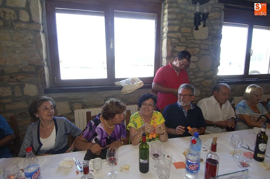 Foto 2 - Casillas celebra el D&iacute;a de los Mayores con la comida de la Asociaci&oacute;n Santa Cruz como acto...
