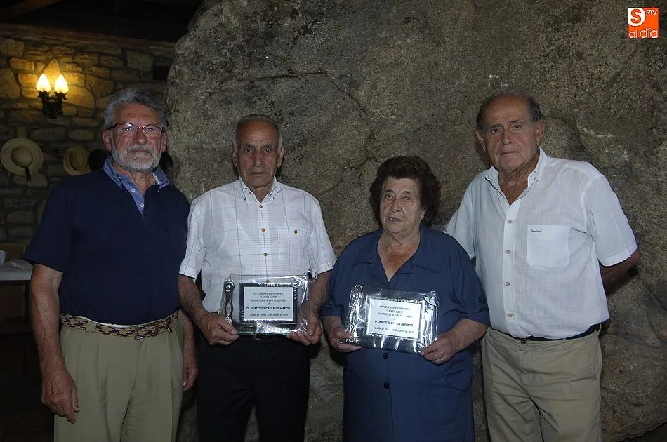 Homenajeados junto al alcalde y presidente asociación mayores/Foto: Adrián Martín