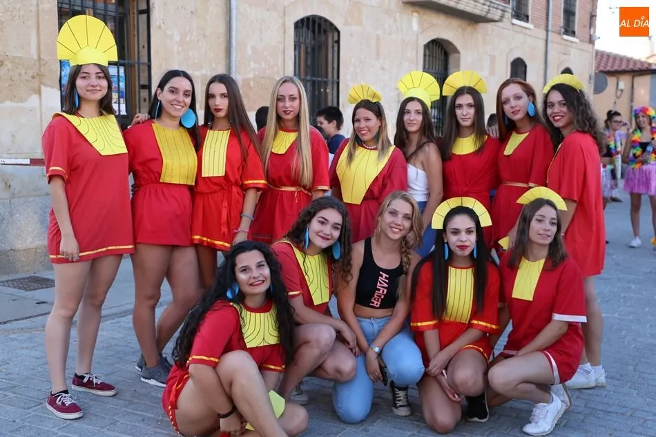 Las peñas se dieron cita en la Plaza de España para iniciar el recorrido