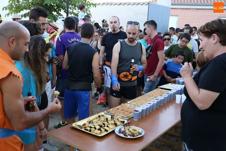 Foto 9 - Disfraces, comida y bebida en un multitudinario recorrido de pe&ntilde;as