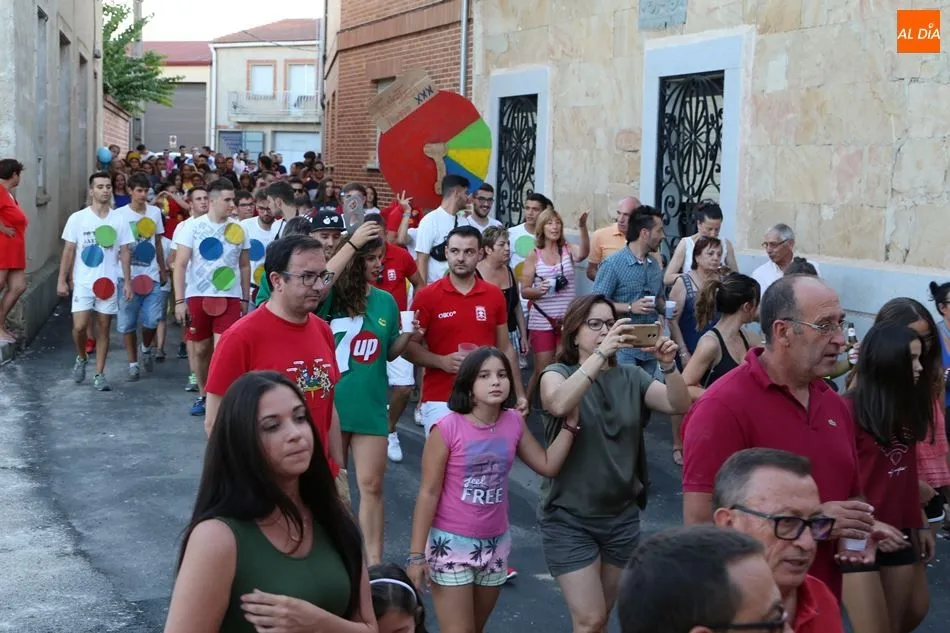 Foto 8 - Disfraces, comida y bebida en un multitudinario recorrido de pe&ntilde;as