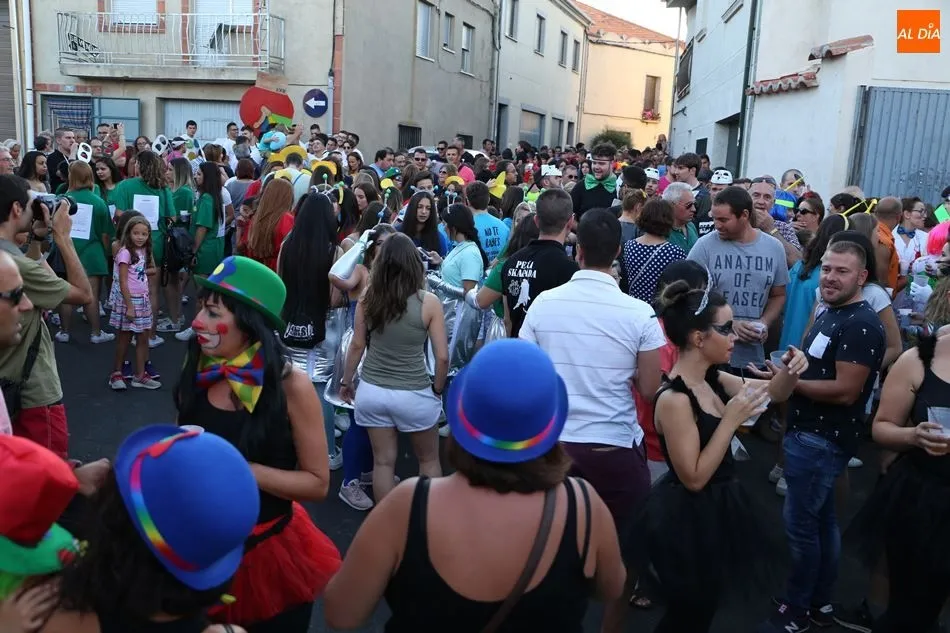Foto 7 - Disfraces, comida y bebida en un multitudinario recorrido de pe&ntilde;as