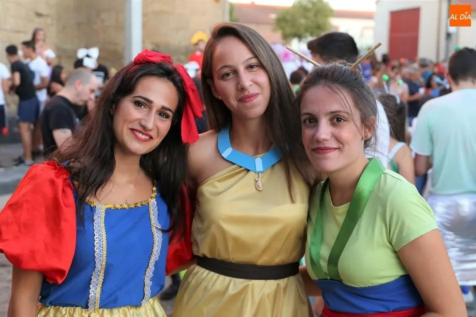 Foto 5 - Disfraces, comida y bebida en un multitudinario recorrido de pe&ntilde;as
