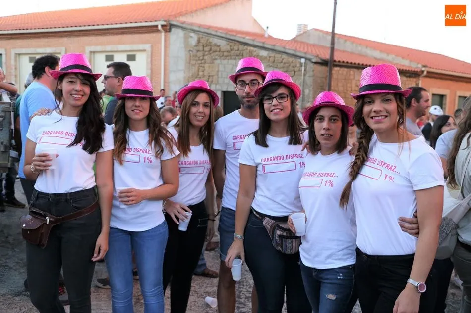 Foto 4 - Disfraces, comida y bebida en un multitudinario recorrido de pe&ntilde;as