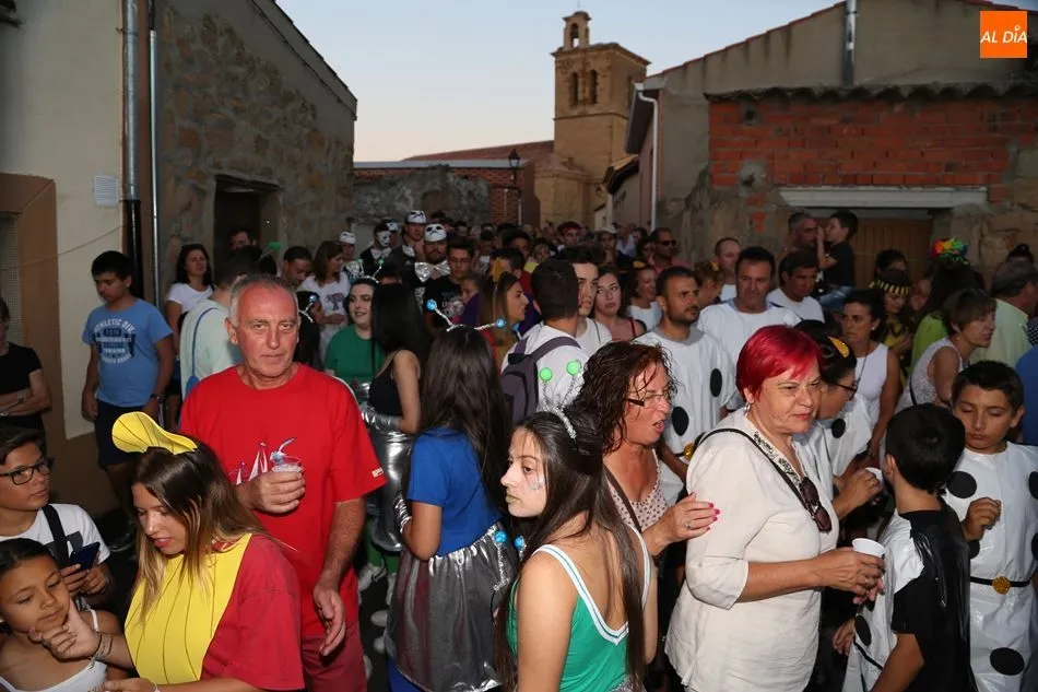 Foto 3 - Disfraces, comida y bebida en un multitudinario recorrido de pe&ntilde;as