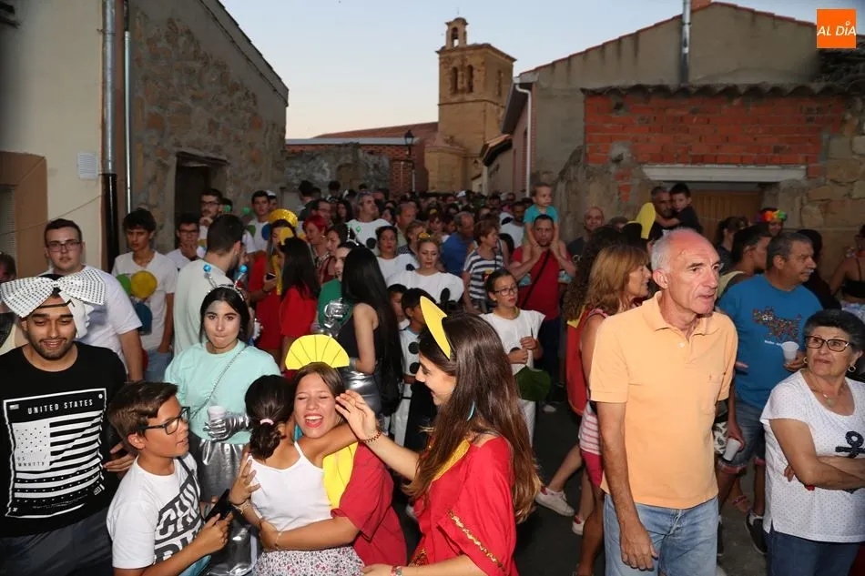 Foto 2 - Disfraces, comida y bebida en un multitudinario recorrido de pe&ntilde;as