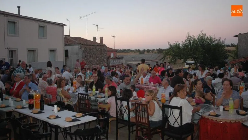 Los vecinos y descendientes de Fuentes de Masueco llenaron la plaza para compartir la paella / FOTOS: SILVESTRE