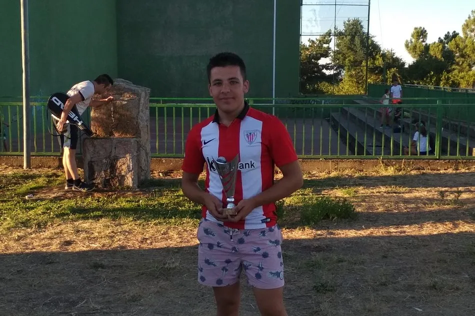 Foto 2 - Paco &lsquo;Cholo&rsquo; brilla en el Torneo de Frontenis San Roque  