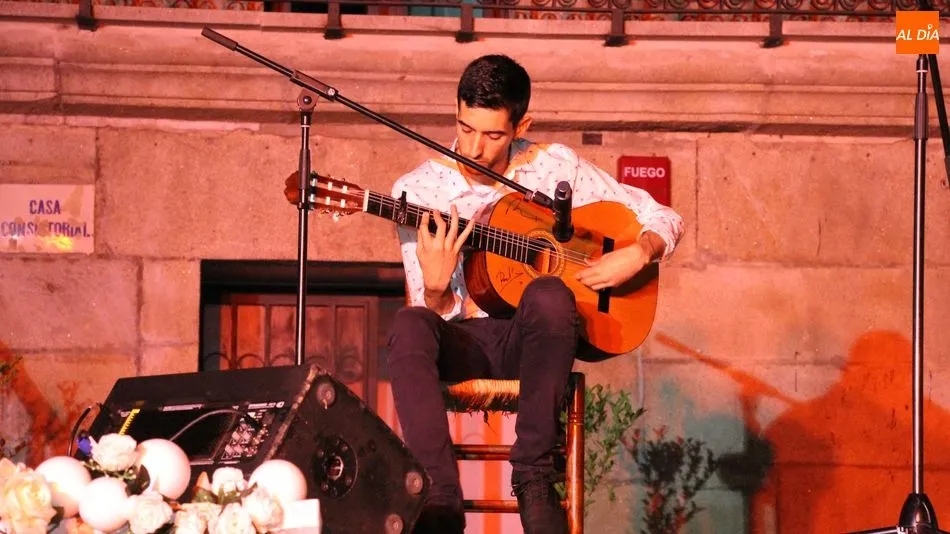 Marcos Mateos mostraba su arte con la guitarra este lunes en Vitigudino