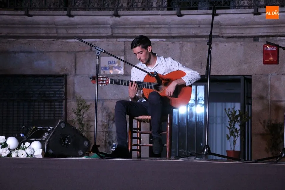 Foto 11 - La guitarra de Marcos Mateos llena de flamenco la Plaza de Vitigudino  