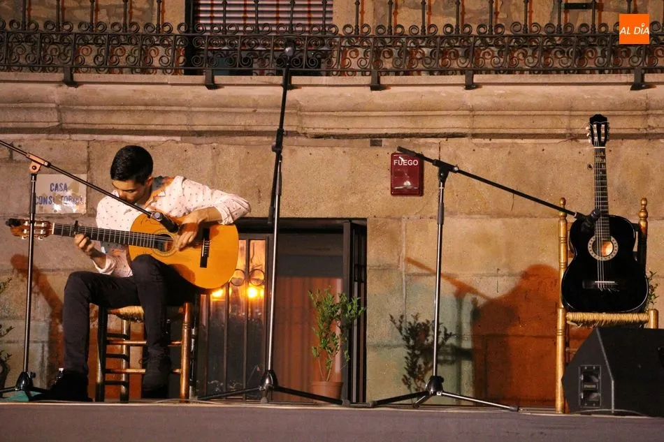 Foto 10 - La guitarra de Marcos Mateos llena de flamenco la Plaza de Vitigudino  