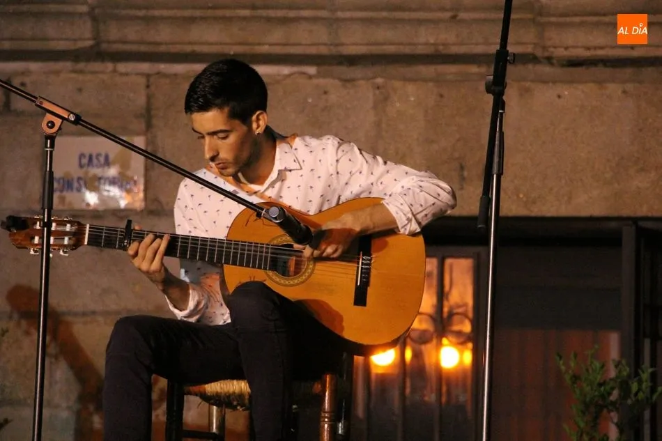 Foto 9 - La guitarra de Marcos Mateos llena de flamenco la Plaza de Vitigudino  