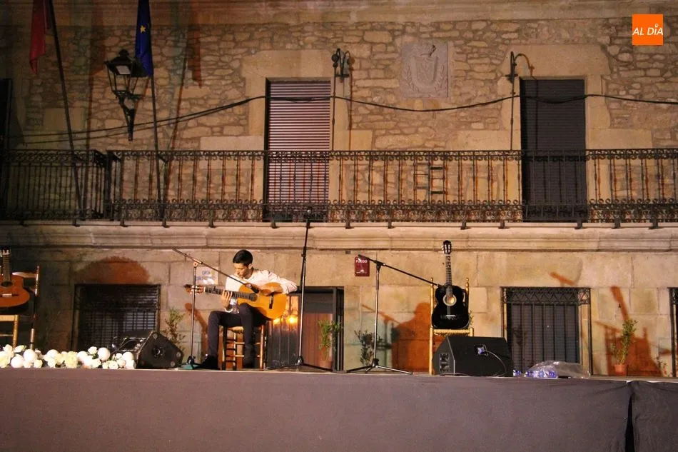 Foto 8 - La guitarra de Marcos Mateos llena de flamenco la Plaza de Vitigudino  
