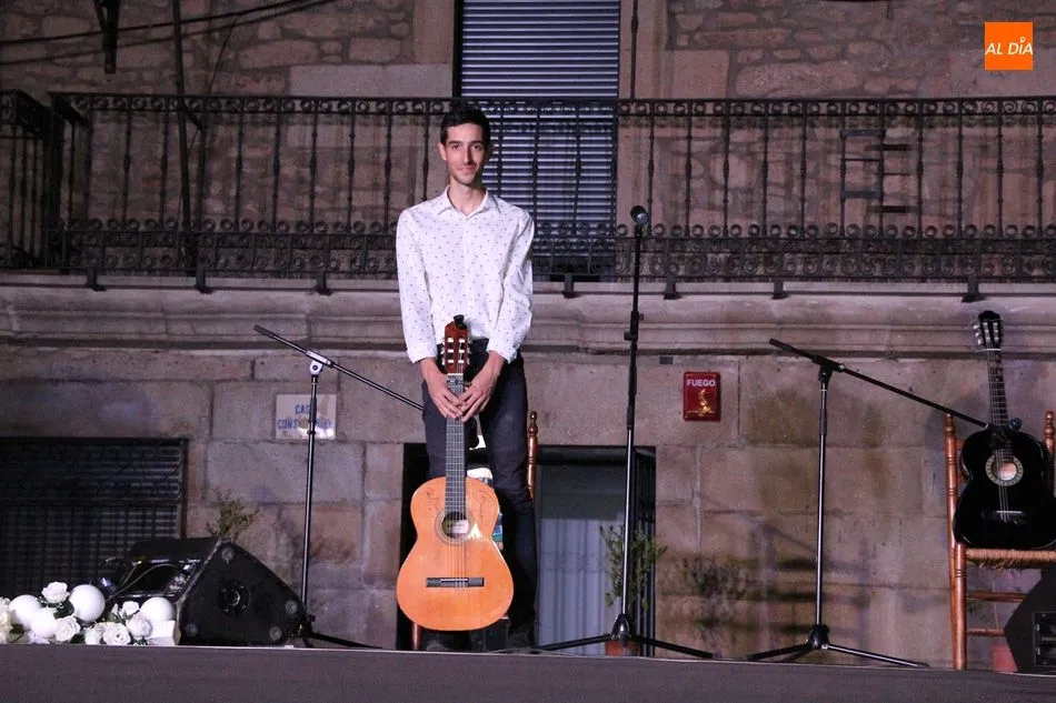 Foto 7 - La guitarra de Marcos Mateos llena de flamenco la Plaza de Vitigudino  