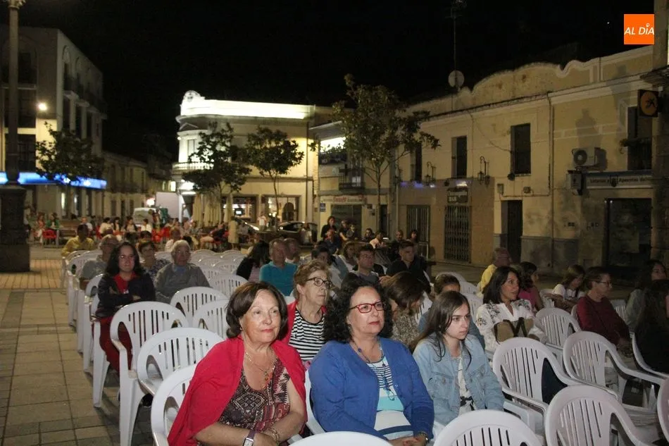Foto 6 - La guitarra de Marcos Mateos llena de flamenco la Plaza de Vitigudino  