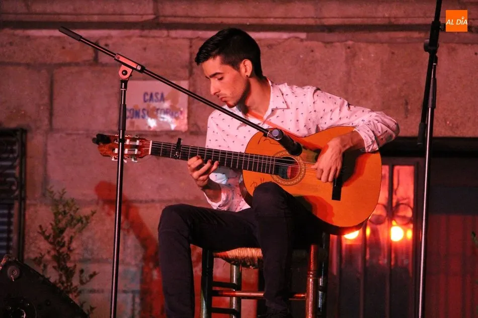 Foto 5 - La guitarra de Marcos Mateos llena de flamenco la Plaza de Vitigudino  