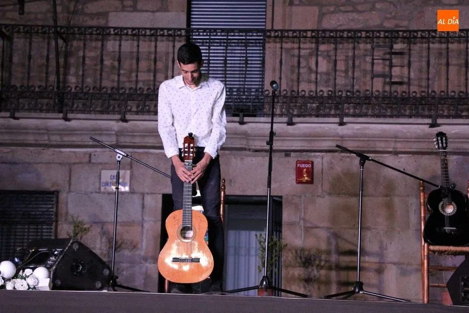 Foto 3 - La guitarra de Marcos Mateos llena de flamenco la Plaza de Vitigudino  