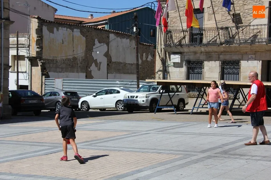Foto 4 - La Asamblea Comarcal de Cruz Roja en Vitigudino celebra el &lsquo;D&iacute;a de la banderita&rsquo;    &nbsp;  