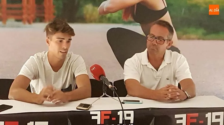 Javi Ribelles, nuevo jugador de Unionistas, junto a Gorka Etxeberria, director general del club