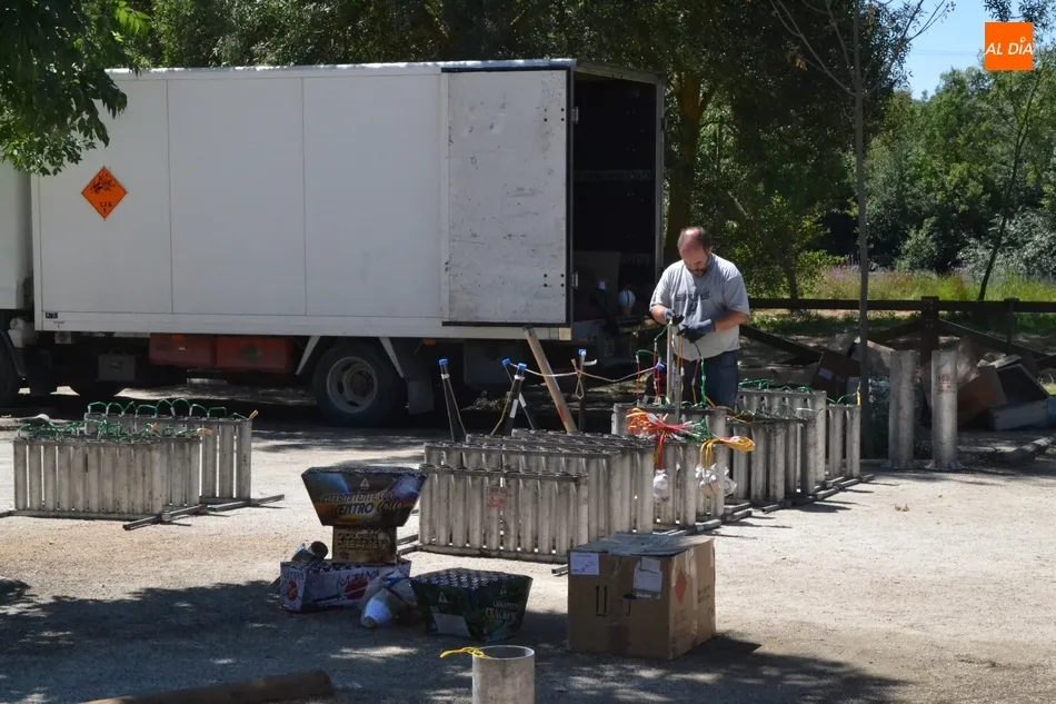 Foto 4 - Jornada de preparativos en el parking de La Pesquera para el lanzamiento de los fuegos artificiales ...