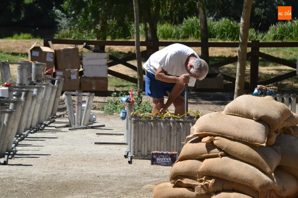 Jornada de preparativos en el parking de La Pesquera para el lanzamiento de los fuegos artificiales ...