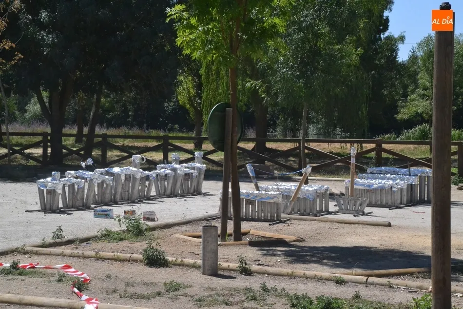 Foto 5 - Jornada de preparativos en el parking de La Pesquera para el lanzamiento de los fuegos artificiales ...