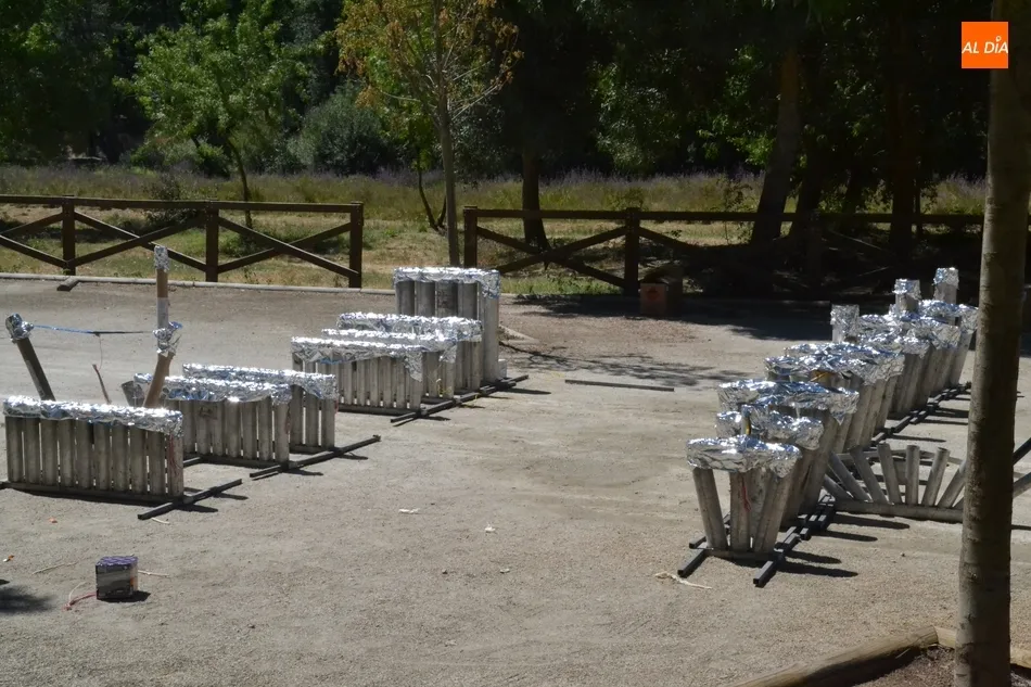 Foto 2 - Jornada de preparativos en el parking de La Pesquera para el lanzamiento de los fuegos artificiales ...