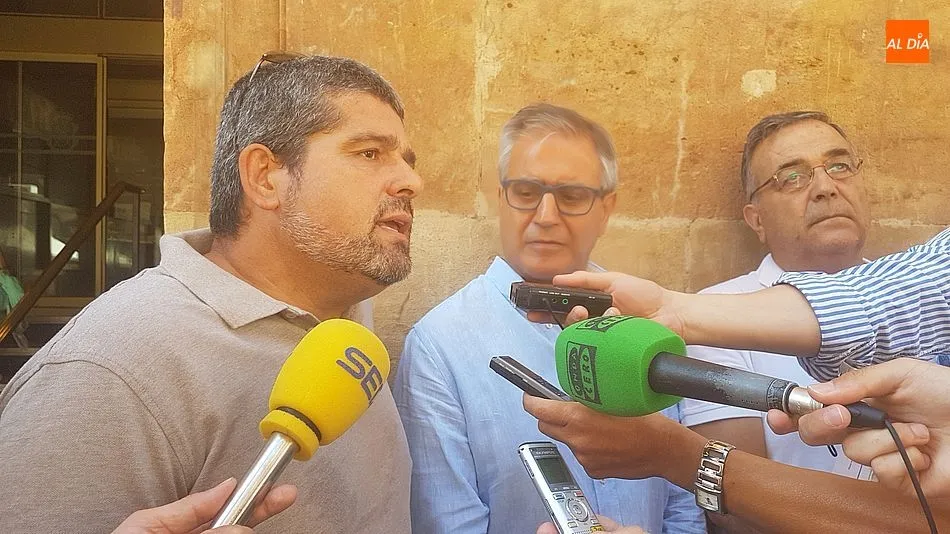 El alcalde de Villavieja, Jorge Rodríguez, el concejal de Salamanca, Gabriel Risco y Jesús Cruz, de Stop Uranio