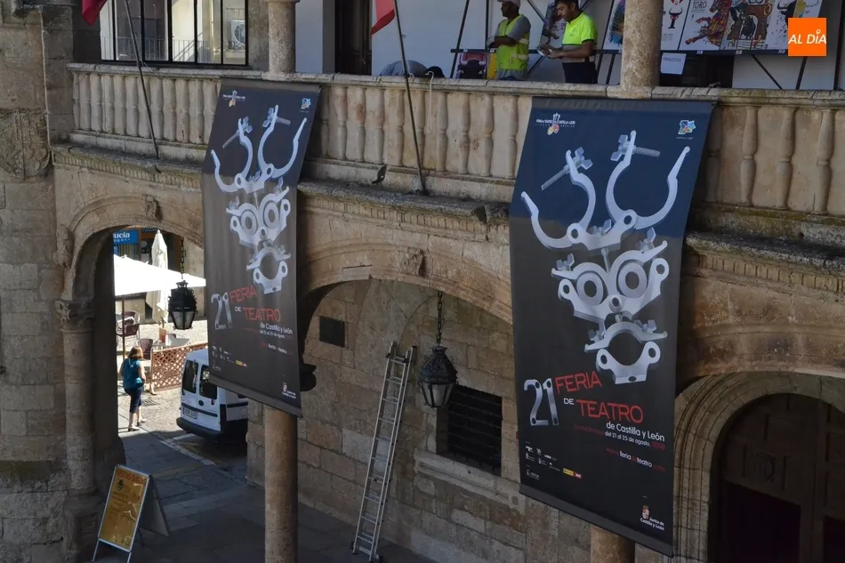 Foto 4 - La Plaza Mayor se engalana para la Feria de Teatro  