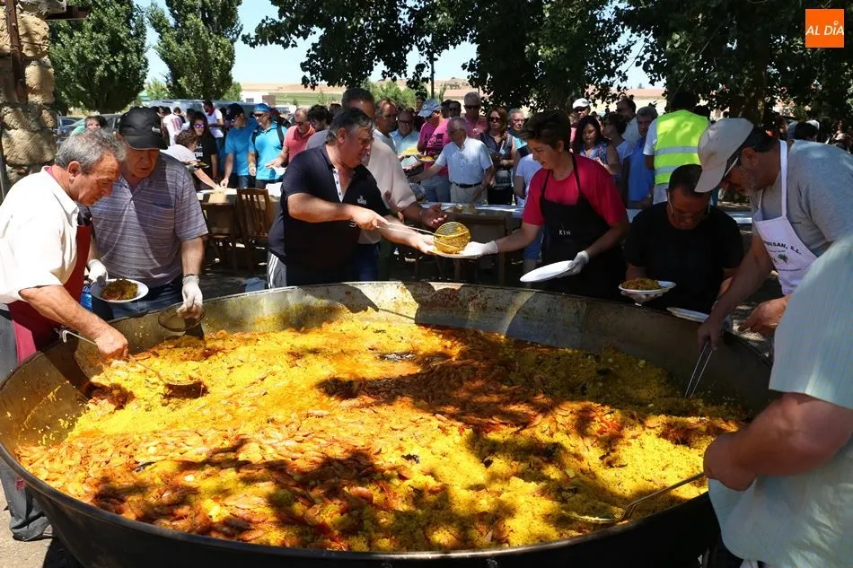 Los comensales degustaron la paella en el merendero