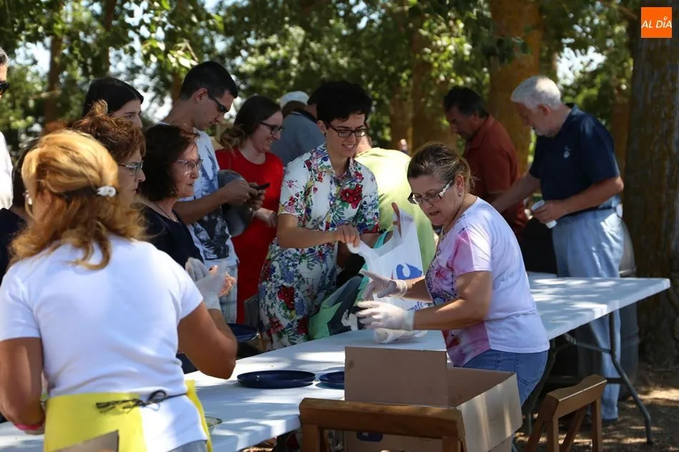 Foto 10 - El merendero acoge una paellada para m&aacute;s de un millar de personas