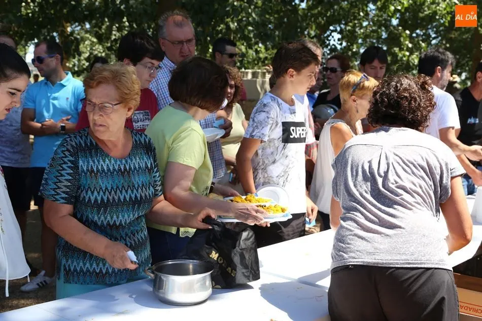 Foto 8 - El merendero acoge una paellada para m&aacute;s de un millar de personas