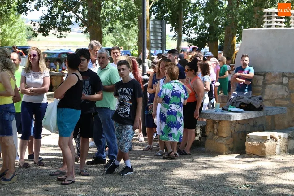 Foto 7 - El merendero acoge una paellada para m&aacute;s de un millar de personas