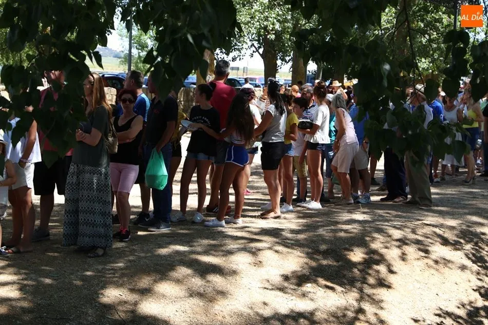 Foto 6 - El merendero acoge una paellada para m&aacute;s de un millar de personas