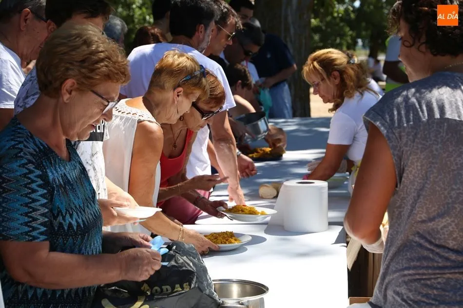 Foto 5 - El merendero acoge una paellada para m&aacute;s de un millar de personas