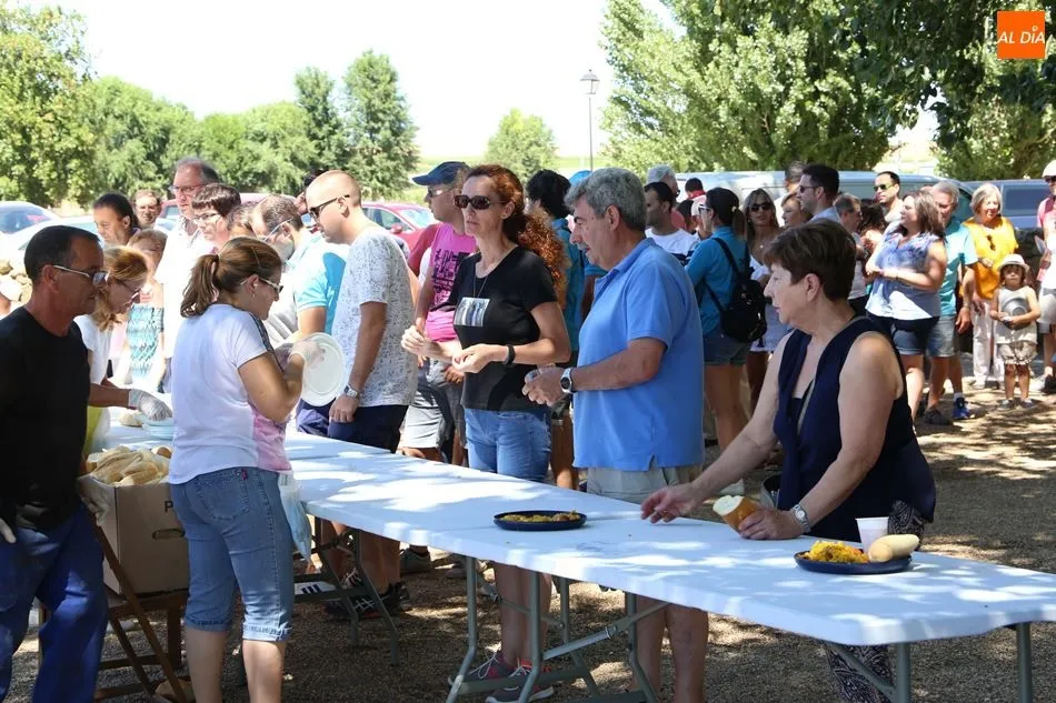 Foto 3 - El merendero acoge una paellada para m&aacute;s de un millar de personas