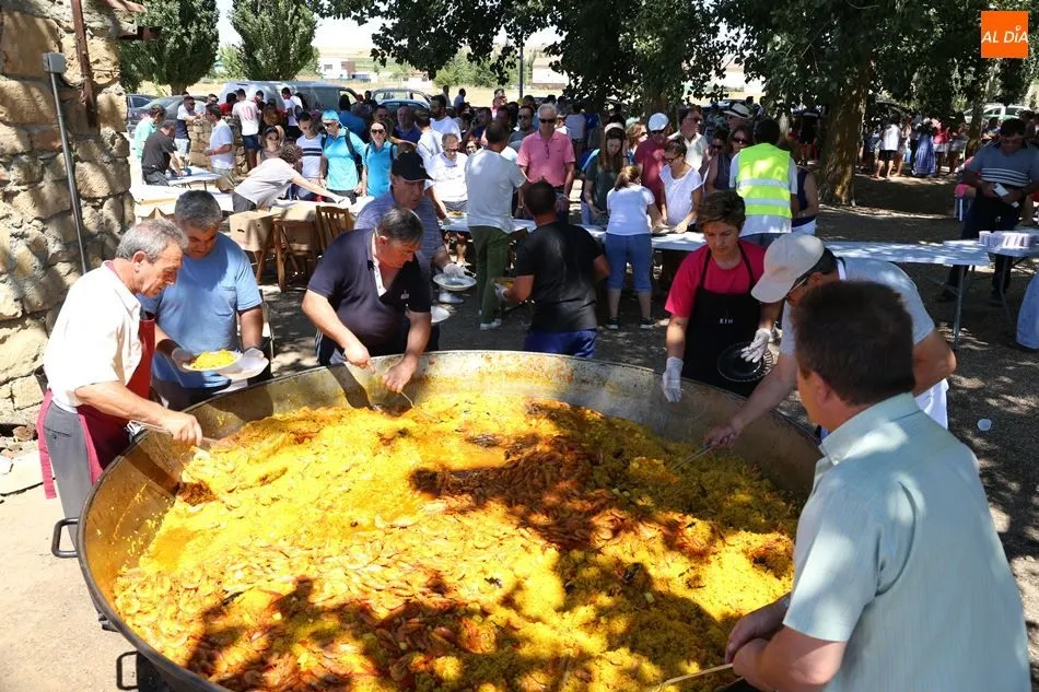 Foto 2 - El merendero acoge una paellada para m&aacute;s de un millar de personas
