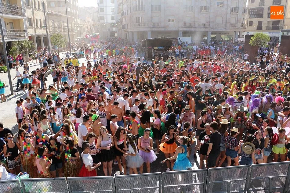 Foto 9 - Un millar de pe&ntilde;istas dan inicio a los festejos en el chupinazo de Guijuelo