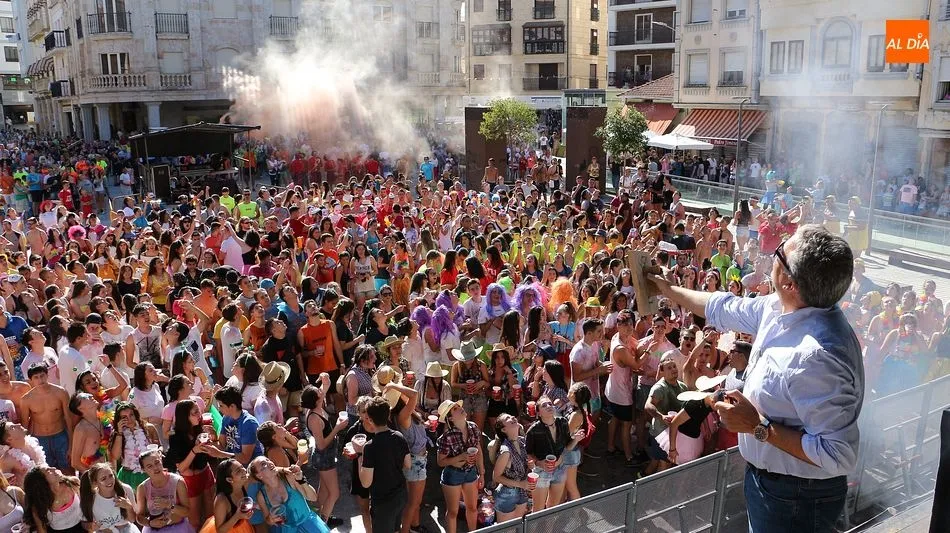 Foto 7 - Un millar de pe&ntilde;istas dan inicio a los festejos en el chupinazo de Guijuelo