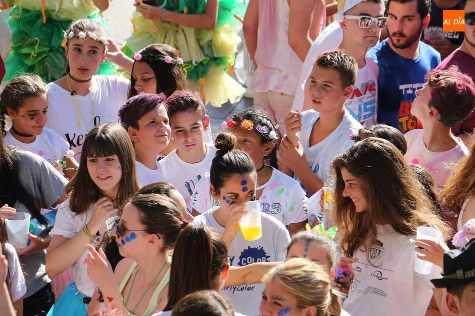Foto 4 - Un millar de pe&ntilde;istas dan inicio a los festejos en el chupinazo de Guijuelo